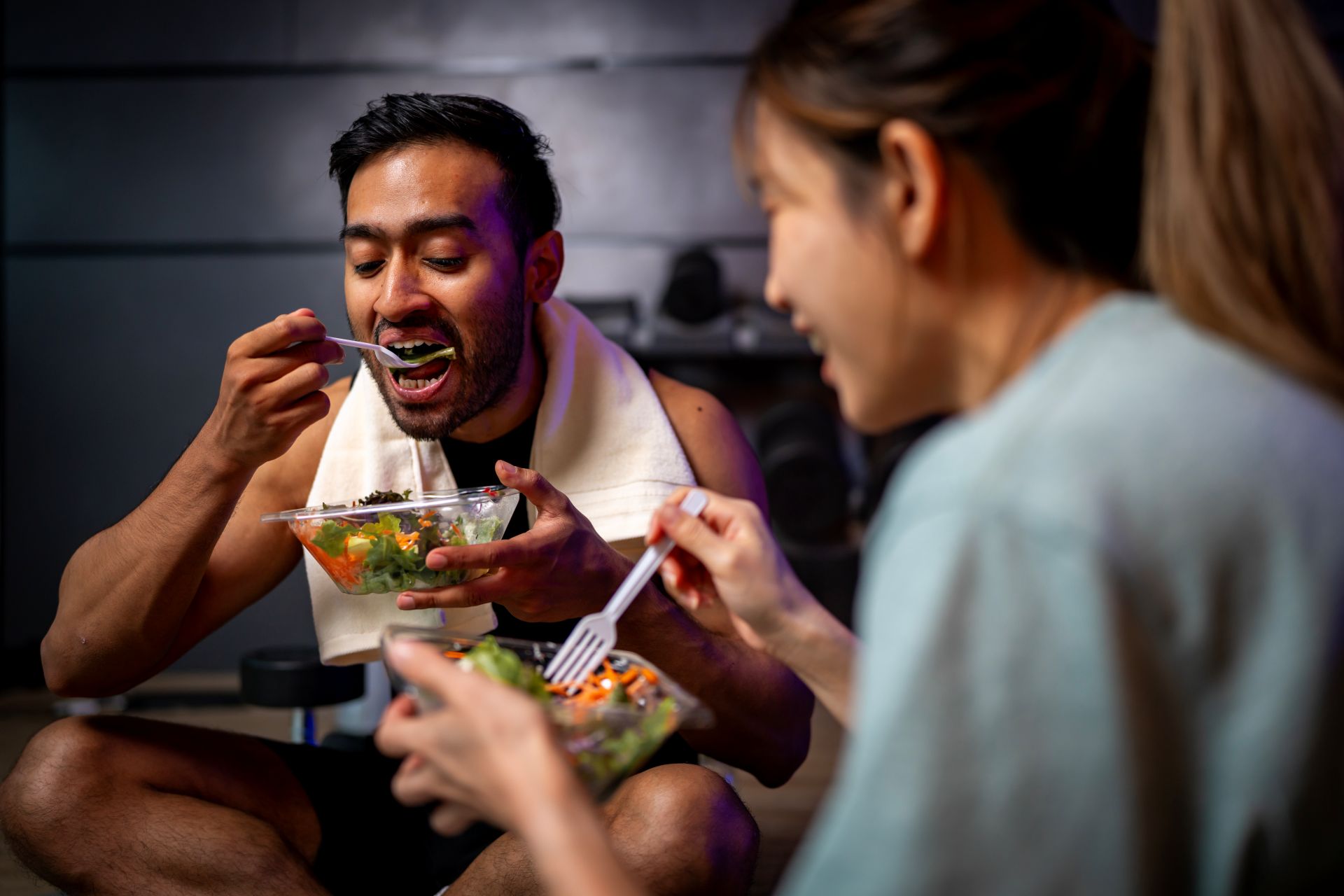 two-men-and-women-are-eating-a-vegetable-salad-tog-2024-09-27-00-30-10-utc.jpg